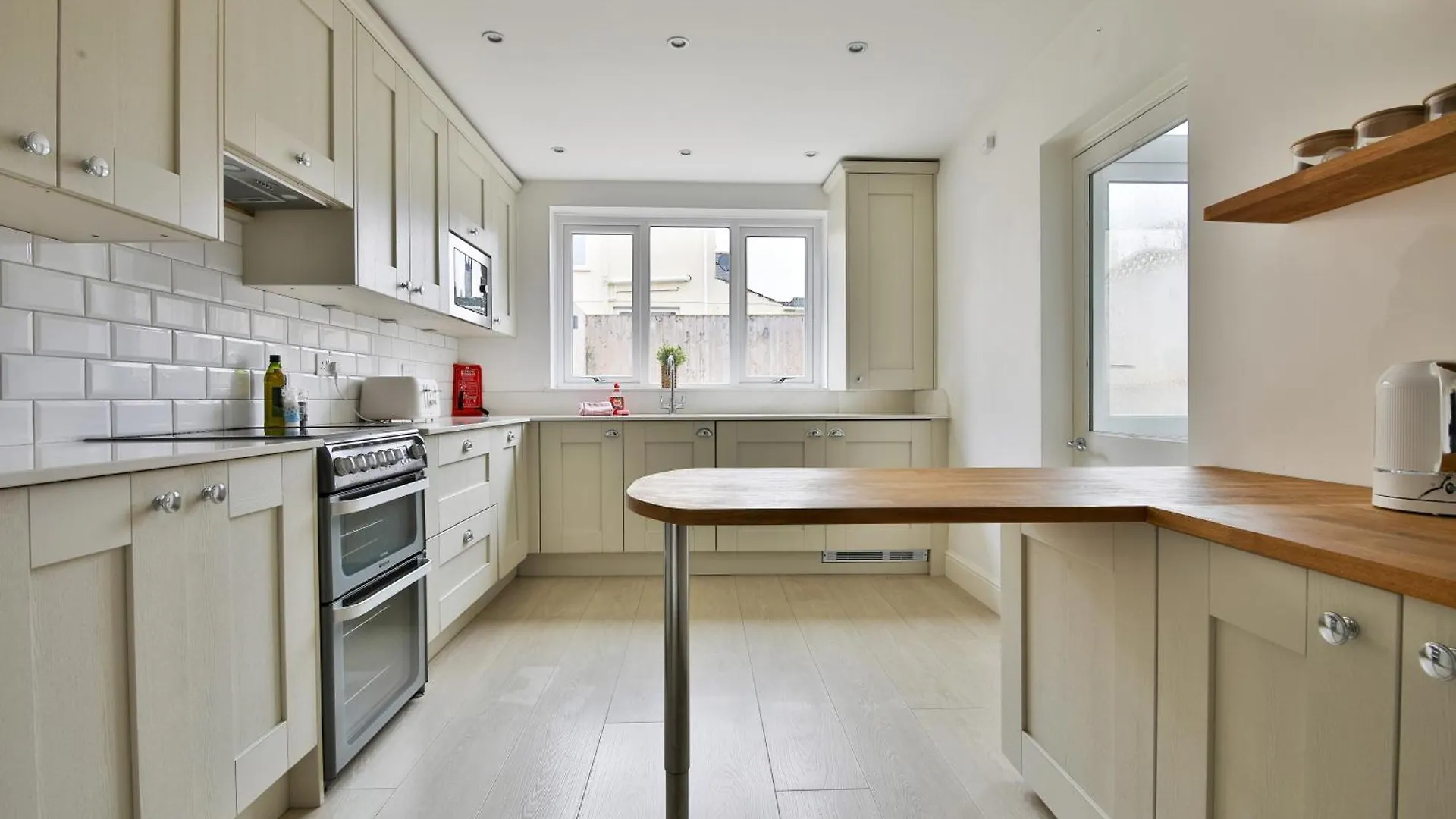 Stayright Homely 3 Bedroom House In Vibrant Whitchurch Cardiff Holiday home